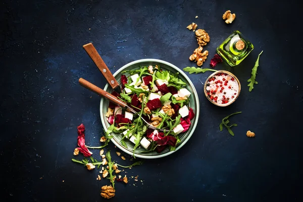 Arugula Salată Sfeclă Brânză Radicchio Proaspăt Nuci Placă Furculiță Dressing — Fotografie, imagine de stoc