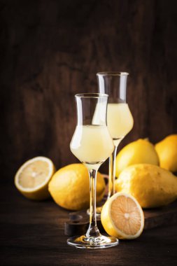 Limoncello, ekşi tatlı İtalyan limon likörü, geleneksel güçlü alkollü içecek. Kopyalama alanı, seçici odak
