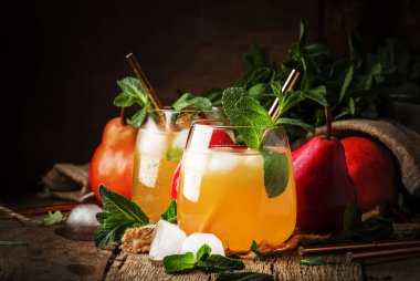 Soğuk armut suyu, nane, eski ahşap masa arka plan, seçici odak buzlu yaz Alkolsüz kokteyl