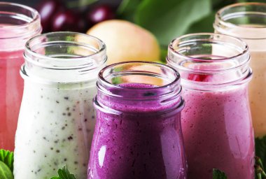 Renkli berry cokctalis, smoothies ve taze meyve ve çilek kahverengi masada, kopya alanı, seçici odak ile milkshakes