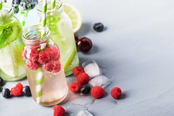 Αναψυκτικά Φρούτα Και Εσπεριδοειδή Αλκοολούχα Κρύα Ροφήματα Και Κοκτέιλ Γυάλινες — Φωτογραφία Αρχείου
