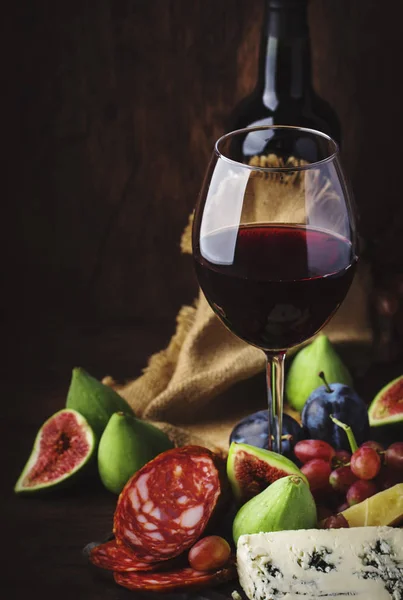 Copo Vinho Tinto Aperitivos Queijo Salame Figos Uvas Vintage Fundo — Fotografia de Stock