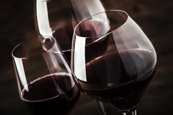 品酒时选择红酒 甜红葡萄酒在旧木桌背景的特殊酒杯 复制空间 — 图库照片