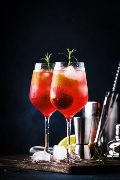 Milano Spritzer Alkoholhaltiga Cocktail Med Rött Bitter Torrt Vitt Vin — Stockfoto