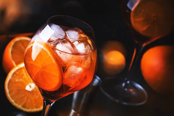 Aperol Spritz Cocktail Großen Weinglas Mit Orange Und Eis Sommerliches — Stockfoto