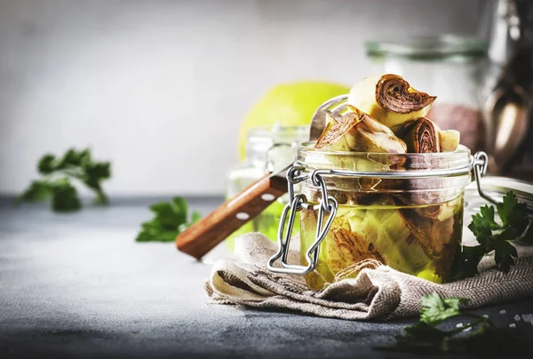 Aperitivo Italiano Enlatado Alcachofras Azeite Frasco Vidro Com Limão Ervas — Fotografia de Stock