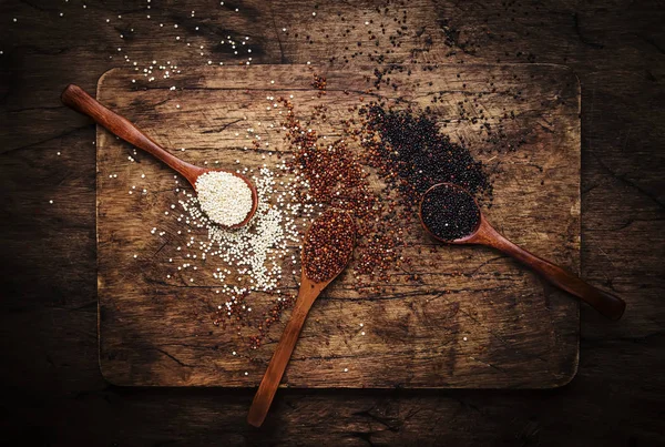 Quinoa Siap Biji Bijian Quinoa Mentah Hitam Putih Dan Merah — Stok Foto