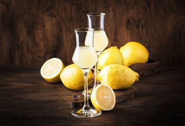 Limoncello, ekşi tatlı İtalyan limon likörü, geleneksel güçlü alkollü içecek. Kopyalama alanı, seçici odak