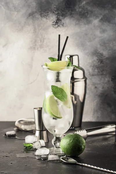 Brasilianischer Caipirinha Oder Mojito Alkoholischer Cocktail Mit Frischer Limette Rohr — Stockfoto