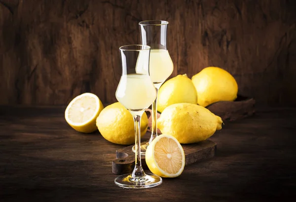 Limoncello Saurer Süßer Italienischer Zitronenlikör Traditionelles Starkes Alkoholisches Getränk Kopierraum — Stockfoto