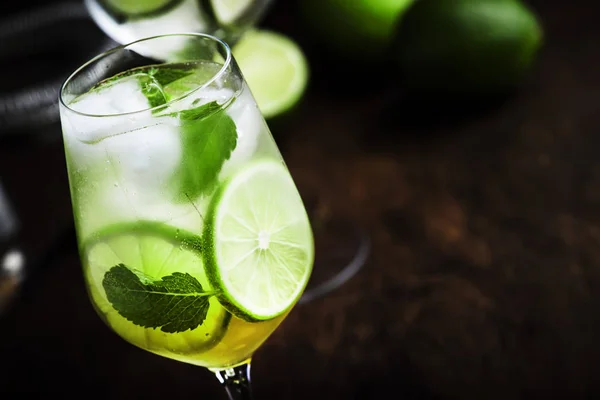 Martini Royale Cocktail Alcolico Con Vermut Bianco Prosecco Lime Menta — Foto Stock