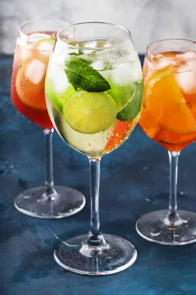 Uppsättning Sommar Italienska Alkoholhaltiga Cocktails Aperol Spritz Martini Royale Campari — Stockfoto