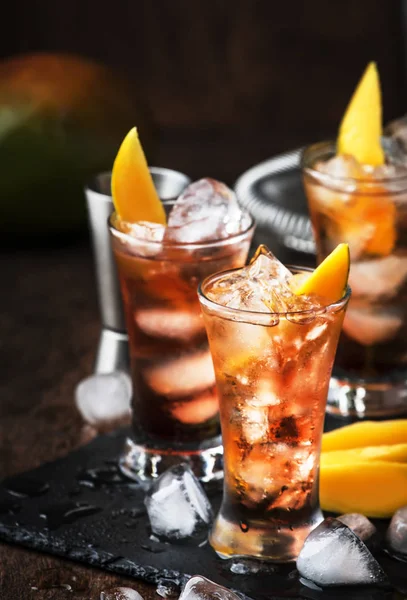 Cocktail Alcolico Con Mango Mirtilli Rossi Lime Ghiaccio Liquore Tritati — Foto Stock