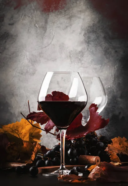 ワイングラスのドライレッドワイン 赤と黄色の葉 ワインの劣化 素朴なスタイル 選択的な焦点で静物を落ちる — ストック写真