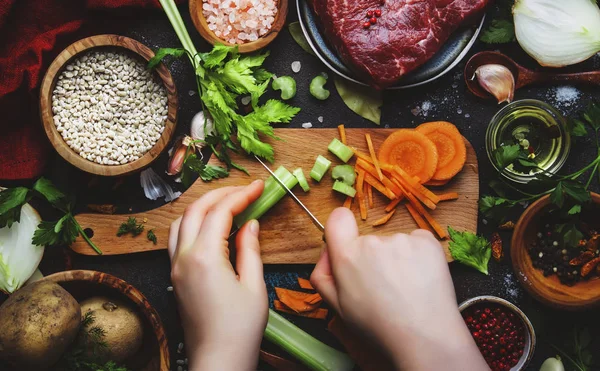 Las Manos Mujer Cortan Apio Cocinar Fondo Alimentos Verduras Orgánicas — Foto de Stock
