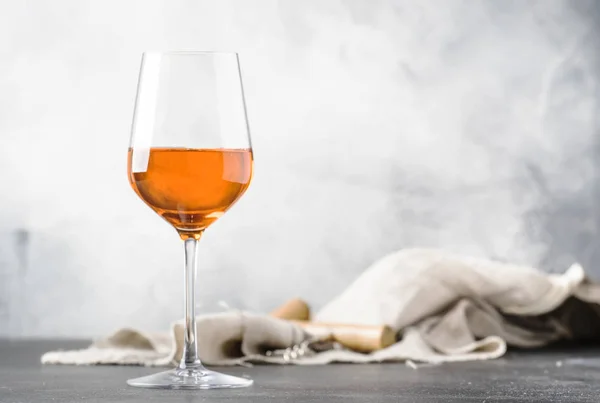 Vino Arancione Grande Bicchiere Vino Bevanda Moderna Alla Moda Sfondo — Foto Stock