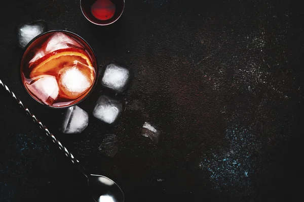 Negroni Alkoholisches Cocktailgetränk Mit Trockenem Gin Rotem Wermut Und Roten — Stockfoto