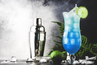 Mavi Hawaii veya Blue Lagoon kokteyl - votka, likör, tonik, ananas suyu ve buz ile yaz alkollü içecek. Kopyalama alanı, seçici odak