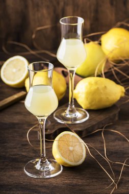 Limoncello, ekşi tatlı İtalyan limon likörü, geleneksel güçlü alkollü içecek. Kopyalama alanı, seçici odak