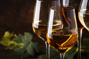 Beyaz şarap seti. Şarap tadımı, rustik tarzında vintage ahşap masa üzerinde şarap bardakları beyaz şarapların en popüler çeşitleri, seçici odak
