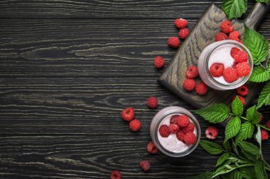 Taze berry ve yoğurt vintage ahşap mutfak masa arka planda, düz yatıyordu, en iyi görünümü ile cam kavanozlara ahududu güler yüzlü