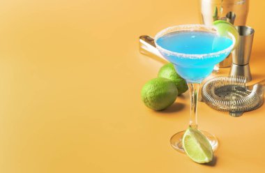 Tekila, likör, limon suyu, tuz ve buz, yaz sarı arka plan, kopya alanı ile Mavi margarita alkollü kokteyl