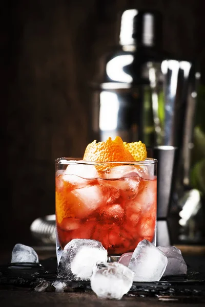 Americano Cóctel Alcohol Con Vermut Rojo Amargo Refresco Ralladura Naranja — Foto de Stock