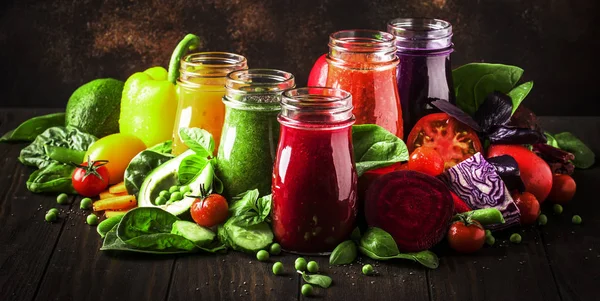 Çok Renkli Vegan Sebze Suları Smoothies Gelen Domates Havuç Biber — Stok fotoğraf