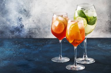 Yaz İtalyan alkollü kokteyller, aperol spritz, martini royale, acı ve prosecco ile campari tonik set sisli şarap bardakları. Yakın çekim, seçici odak. Tüm isimler kokteyllere atıfta bulunur, ticari markalara değil