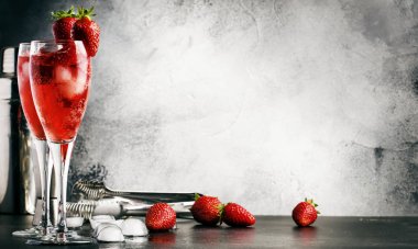Rossini - köpüklü şarap, şampanya bardakları taze çilek püresi ve buz ile İtalyan alkollü kokteyl, kopya alanı, seçici odak