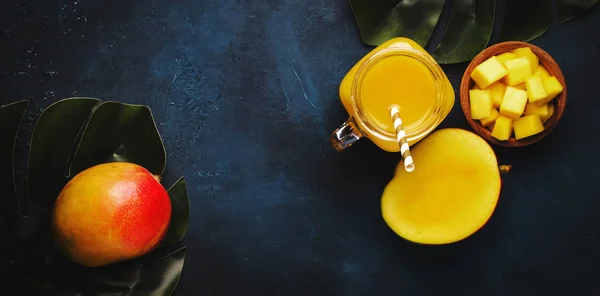 Frullato Mango Vaso Vetro Con Frutta Fresca Sfondo Blu Spazio — Foto Stock