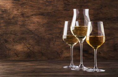 Beyaz şarap seti. Şarap tadımı, rustik tarzında vintage ahşap masa üzerinde şarap bardakları beyaz şarapların en popüler çeşitleri, seçici odak