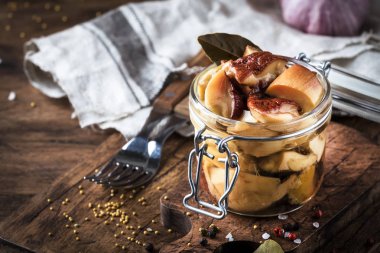 Tuzlu veya Marine orman beyaz mantar çörek baharat ve otlar, yemek yemek veya konserve kavramı, ahşap mutfak masasında, kopya alanı, rustik tarzı natürmort, seçici odak kavanoza