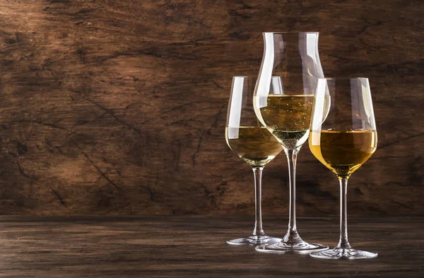 Beyaz şarap seti. Şarap tadımı, rustik tarzında vintage ahşap masa üzerinde şarap bardakları beyaz şarapların en popüler çeşitleri, seçici odak