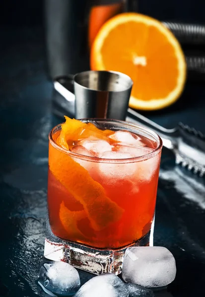 Cocktail Alcolico Garibaldi Con Amaro Rosso Succo Arancia Scorza Ghiaccio — Foto Stock