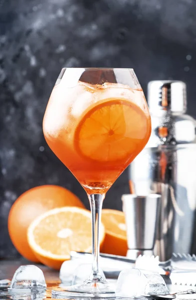 오렌지와 얼음이 아페롤 스프리츠 칵테일 알코올 냉음료 도구가 카운터 스페이스 — 스톡 사진