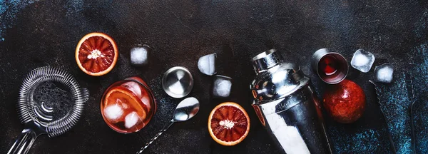 Αλκοολικό Ρόφημα Από Νεγνένι Ξηρό Τζιν Κόκκινο Βερμούτ Και Κόκκινο — Φωτογραφία Αρχείου