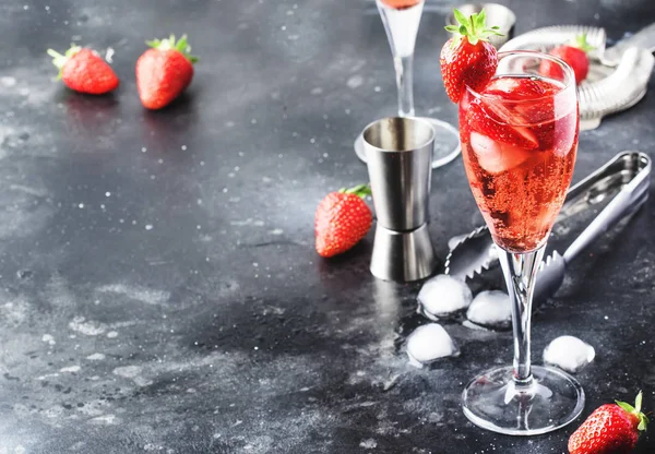 ロッシーニ スパークリングワイン シャンパングラスの新鮮なイチゴピューレと氷 コピースペース 選択的な焦点とイタリアのアルコールカクテル — ストック写真