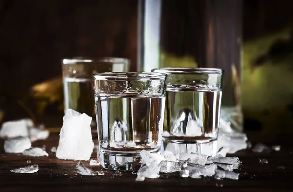Hideg Vodka Kiforgatóüvegben Régi Fából Készült Asztal Szelektív Fókusz — Stock Fotó