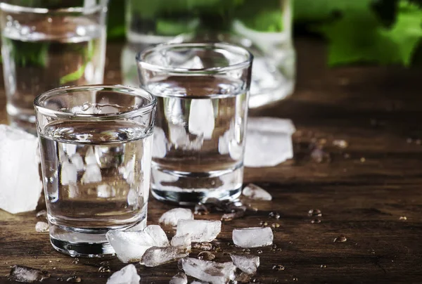 Vodka Fredda Bicchierino Vecchio Tavolo Legno Messa Fuoco Selettiva — Foto Stock