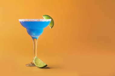 Tekila, likör, limon suyu, tuz ve buz, yaz sarı arka plan, kopya alanı ile Mavi margarita alkollü kokteyl