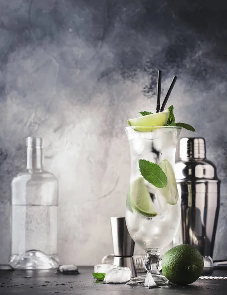 Brasilianischer Caipirinha Oder Mojito Alkoholischer Cocktail Mit Frischer Limette Rohr — Stockfoto