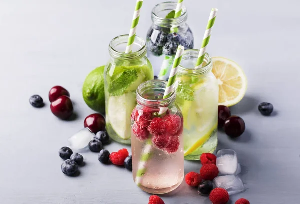 Beeren Früchte Und Zitrusfrüchte Alkoholfreie Kalte Getränke Und Cocktails Glasflaschen — Stockfoto