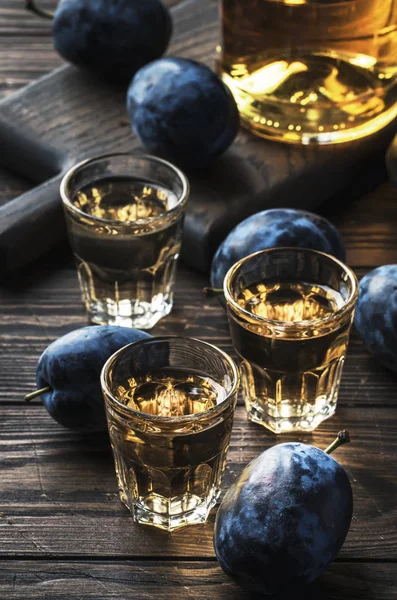 Slivovica Plum Brandy Plum Wodka Harde Drank Sterke Drank Glazen — Stockfoto