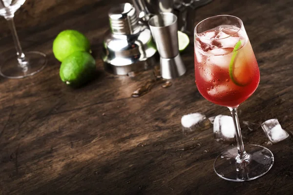 Campari Tonic Alkoholhaltig Cocktail Med Röd Bitter Tonic Lime Och — Stockfoto
