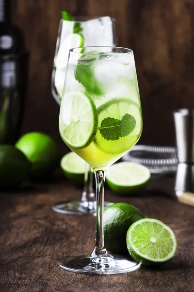 Martini Royale Alcoholische Cocktail Met Witte Vermout Prosecco Limoen Munt — Stockfoto