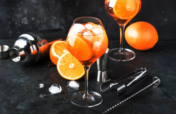 Aperol Spritz Koktajl Wielkim Kieliszek Wina Pomarańczy Lodu Letni Napój — Zdjęcie stockowe