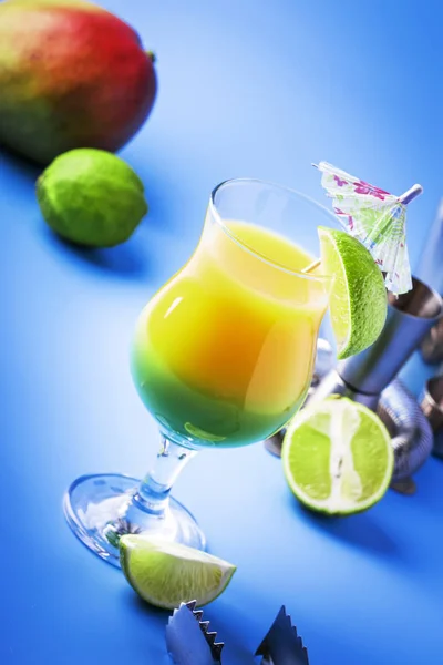 Dubbellaagse Groene Gele Alcoholische Cocktail Met Mango Sap Rum Likeur — Stockfoto