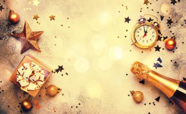 Noel ve yeni yıl kompozisyon, çerçeve, altın Noel süsleri, yıldız, kar taneleri, topları, çalar saat, hediye kutusu ve şişe şampanya, en iyi görünümü gri arka plan
