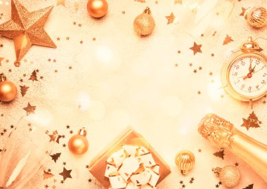 Noel ve yeni yıl kompozisyon, çerçeve, altın Noel süsleri, yıldız, kar taneleri, topları, çalar saat, hediye kutusu ve şişe şampanya, en iyi görünümü gri arka plan